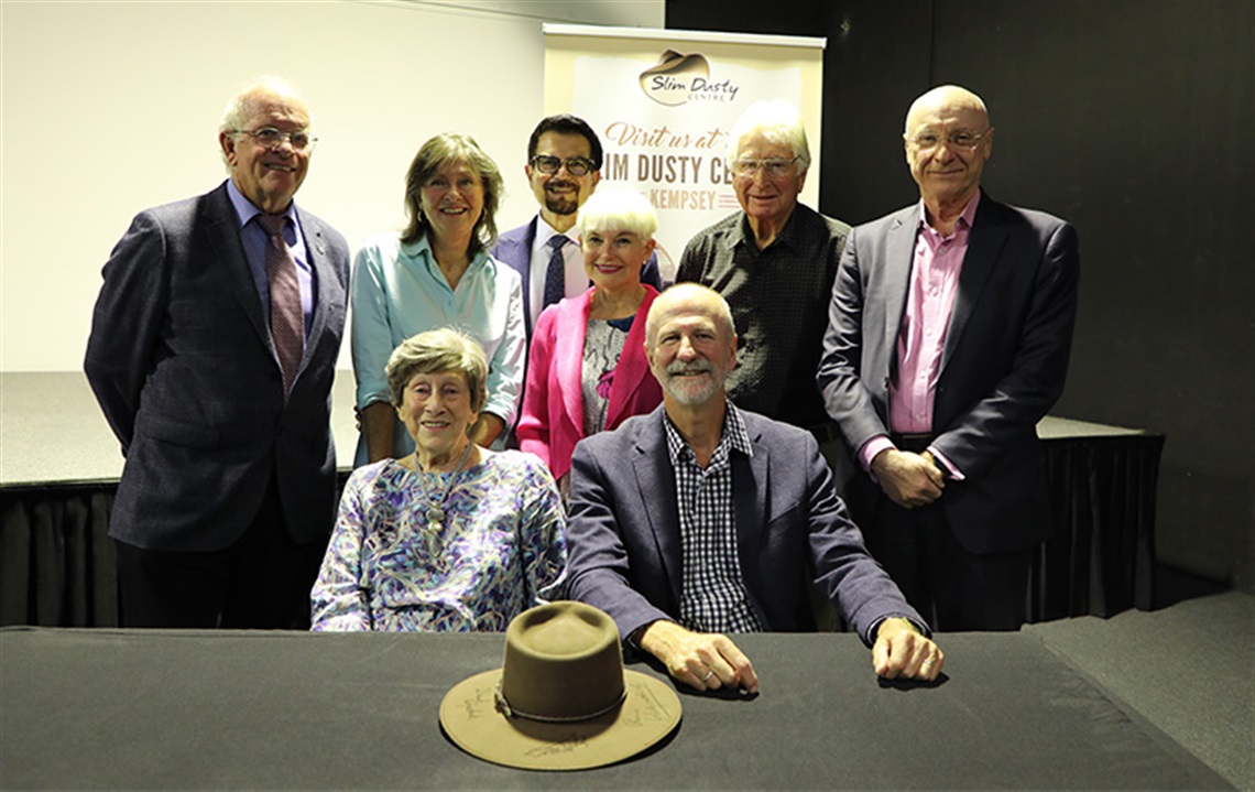 slim-dusty-handover-to-council-800px.jpg