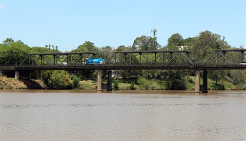 the kempsey traffic bridge over the macleay river